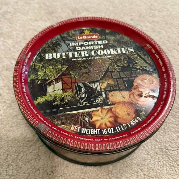 2 vintage tins, vintage sewing patterns, and misc sewing supplies - Picture 7 of 9